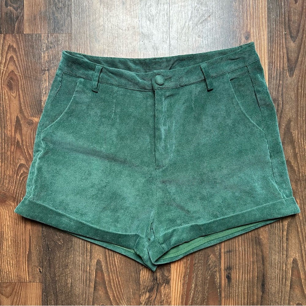 Corduroy high waisted shorts
￼